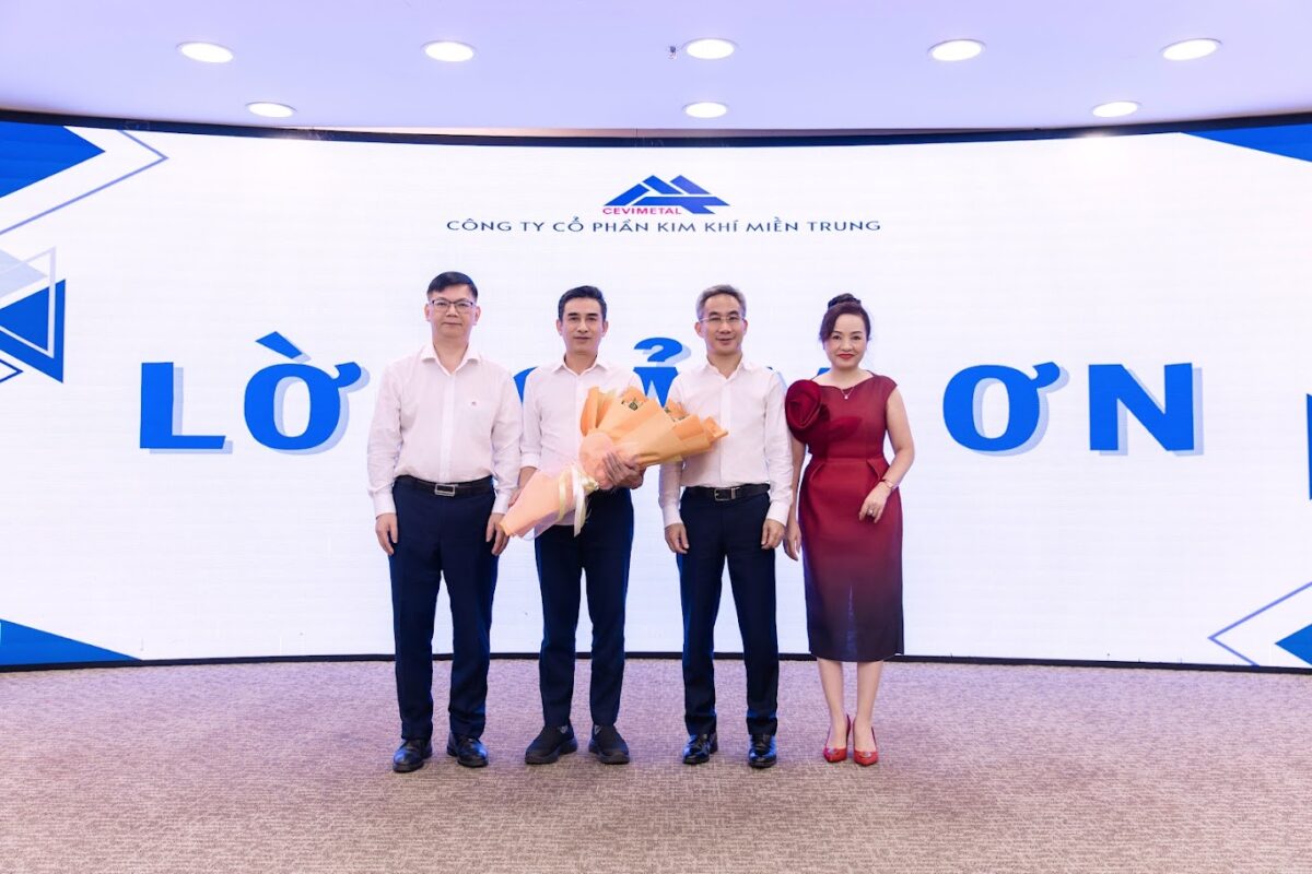 Lãnh đạo TCty tặng hoa Lãnh đạo TCty tặng hoa