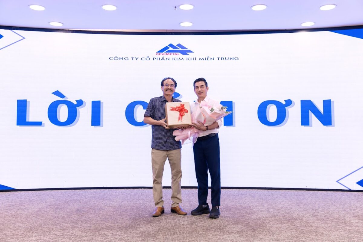 anh Quang tặng hoa và quà a Hoàng anh Quang tặng hoa và quà a Hoàng