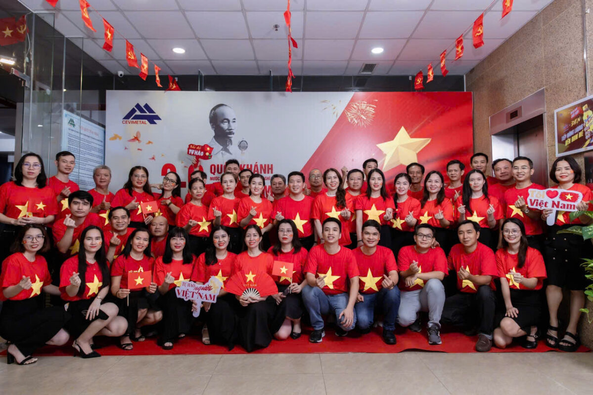 tập thể nhân viên Kim Khí Miền Trung ăn mừng ngày tết độc lập
