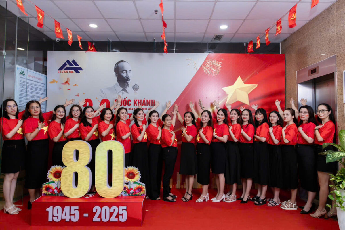 tập thể nhân viên Kim Khí Miền Trung ăn mừng ngày tết độc lập