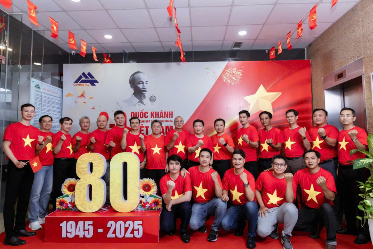 tập thể nhân viên Kim Khí Miền Trung ăn mừng ngày tết độc lập