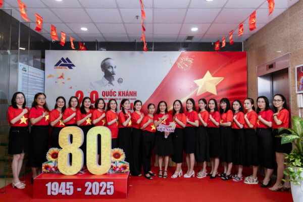 tập thể nhân viên Kim Khí Miền Trung ăn mừng ngày tết độc lập