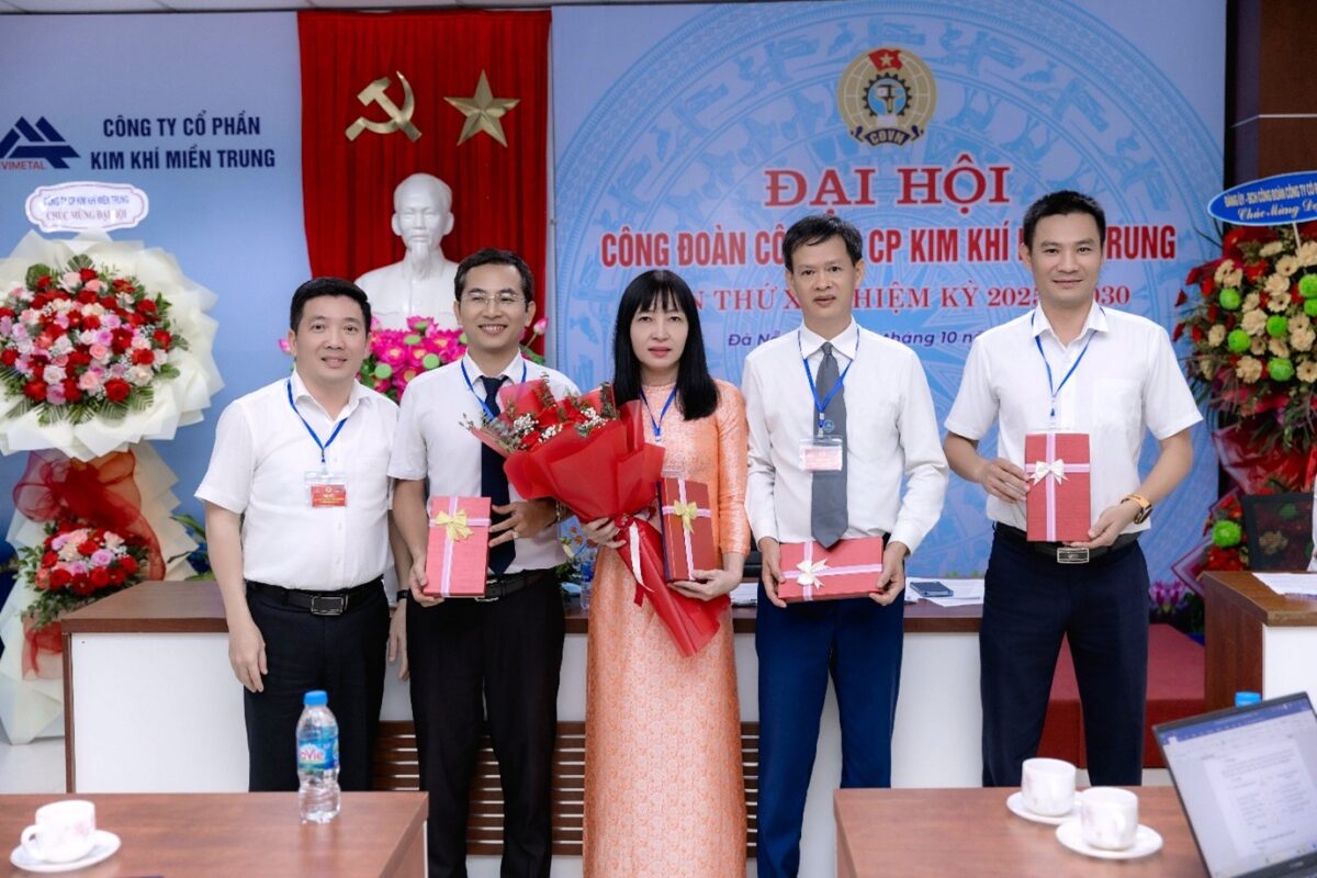 Đồng chí Đoàn Công Sơn (đứng thứ nhất từ trái qua) tặng hoa và quà tri ân các đồng chí nguyên Ủy viên BCH khóa X không tái cử. Đồng chí Đoàn Công Sơn (đứng thứ nhất từ trái qua) tặng hoa và quà tri ân các đồng chí nguyên Ủy viên BCH khóa X không tái cử.