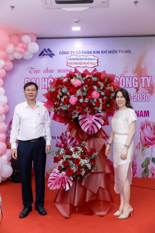 Công đoàn TCTy Thép Việt Nam tặng lẳng hoa chúc mừng Công đoàn TCTy Thép Việt Nam tặng lẳng hoa chúc mừng