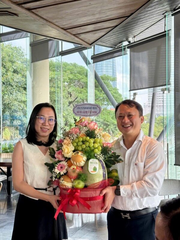 Ông Phùng Vũ Anh – Phó Tổng Giám đốc, Chủ tịch Công đoàn Công ty tặng hoa chúc mừng Ông Phùng Vũ Anh – Phó Tổng Giám đốc, Chủ tịch Công đoàn Công ty tặng hoa chúc mừng