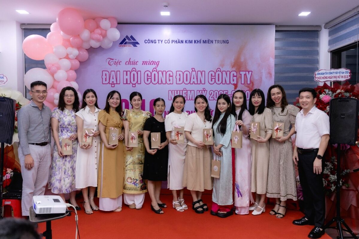 Ban Lãnh đạo Công ty tặng quà cho chị em phụ nữ Ban Lãnh đạo Công ty tặng quà cho chị em phụ nữ