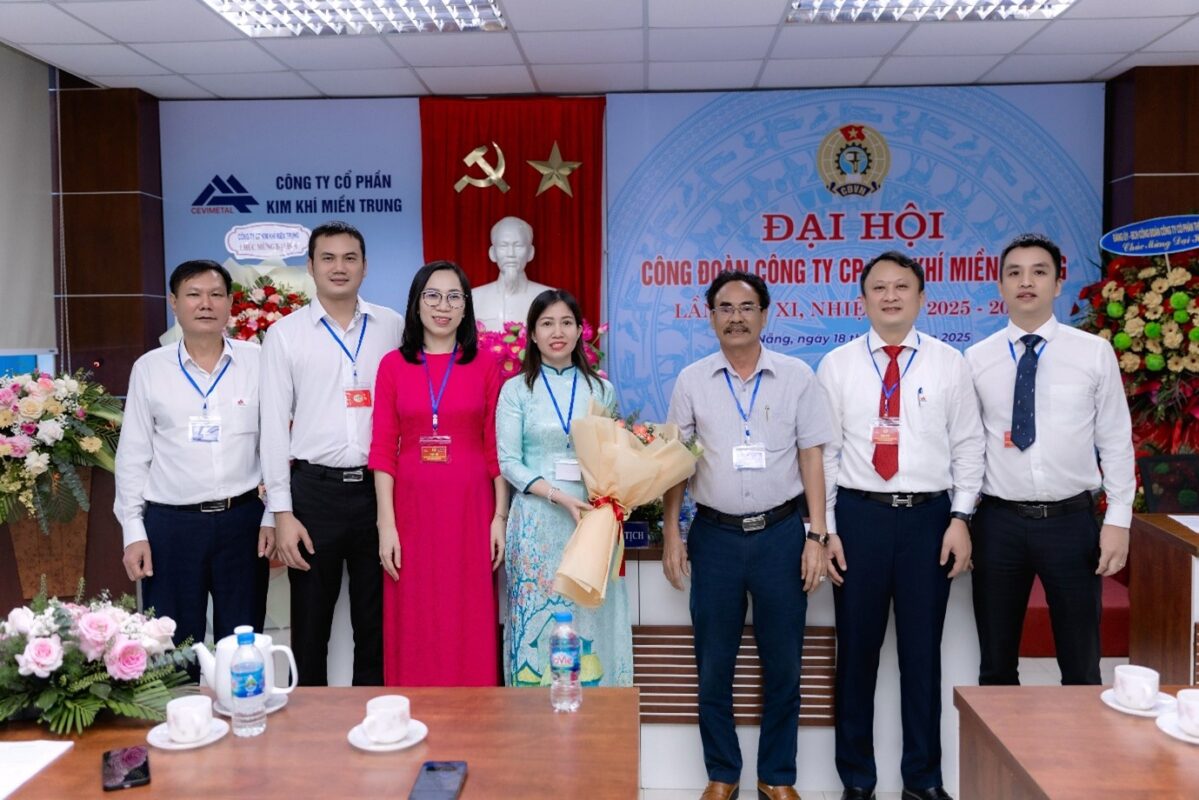 Đại hội đã bầu Ban Chấp hành Đảng bộ khóa XI gồm 05 đồng chí. Đồng chí Đỗ Đình Trường (đứng thứ nhất từ trái qua) và đồng chí Huỳnh Trung Quang (đứng thứ ba từ phải qua) tặng hoa chúc mừng Ban Chấp hành Công đoàn khóa XI