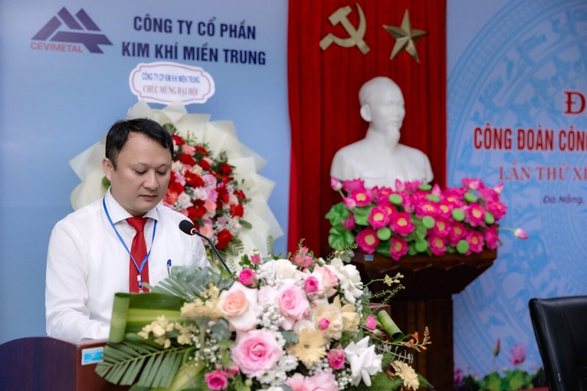 Đồng chí Phùng Vũ Anh – Tân Chủ tịch Công đoàn phát biểu cảm ơn tại Đại hội Đồng chí Phùng Vũ Anh – Tân Chủ tịch Công đoàn phát biểu cảm ơn tại Đại hội