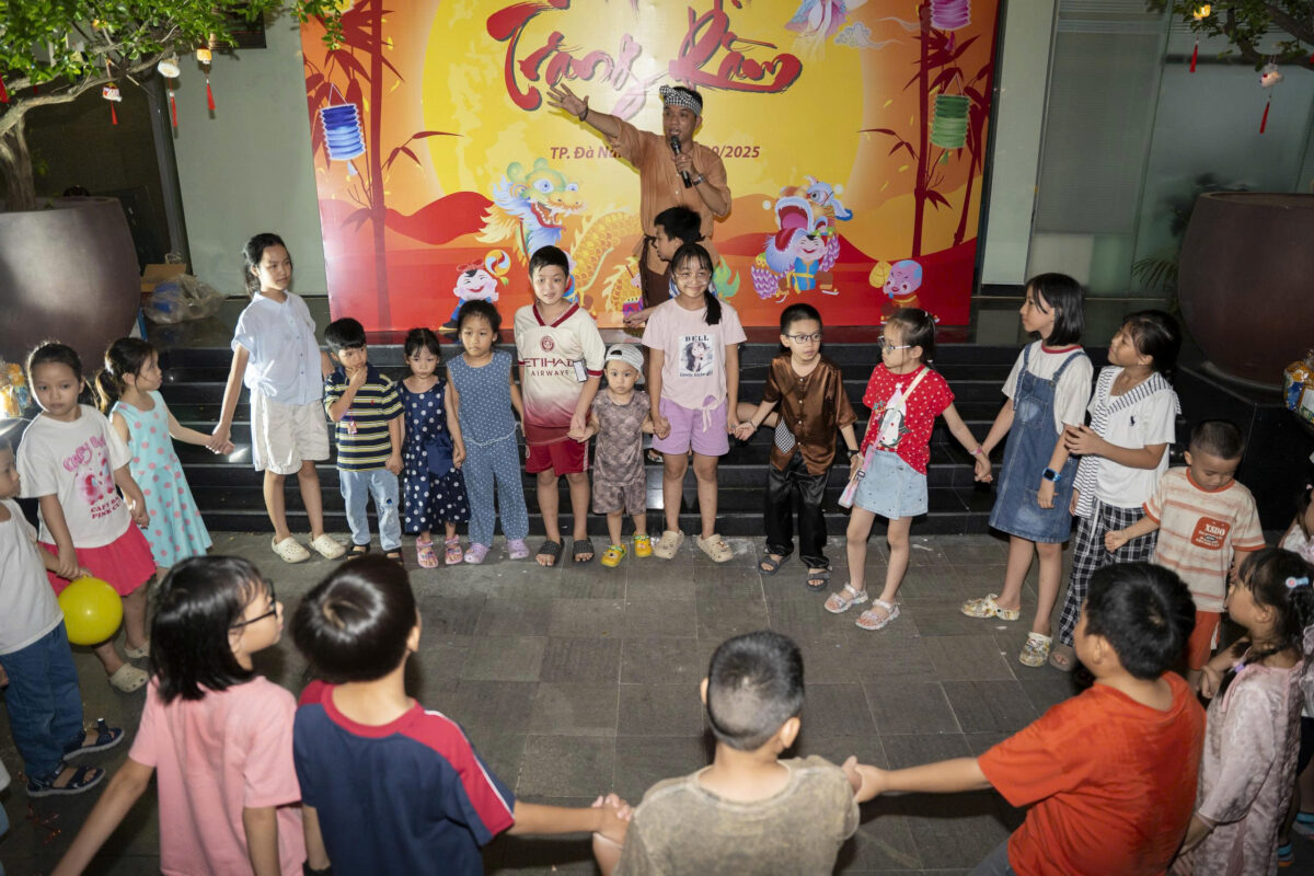 Các tiết mục tập thể, múa hát vui nhộn