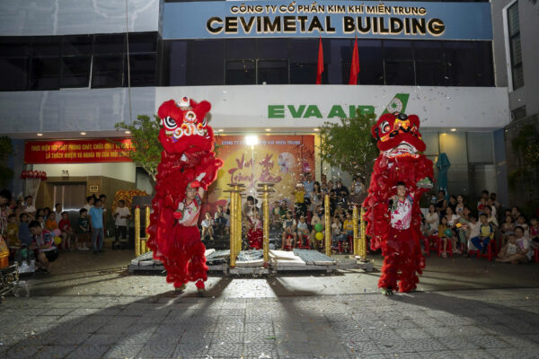 Màn múa lân rộn ràng, mang lại nhiều tiếng cười.